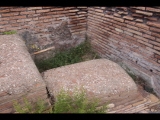 06927 ostia - regio i - insula ix - curia (i,ix,4) - detail nordostecke - 09-2022.jpg